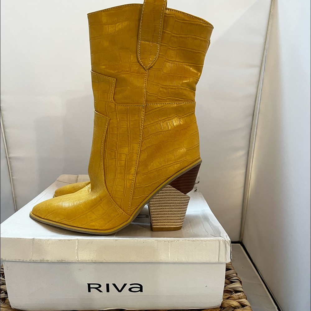 Riva cowboy boot. Fendi look alike cowboy boots. Womens Size 9.5.
